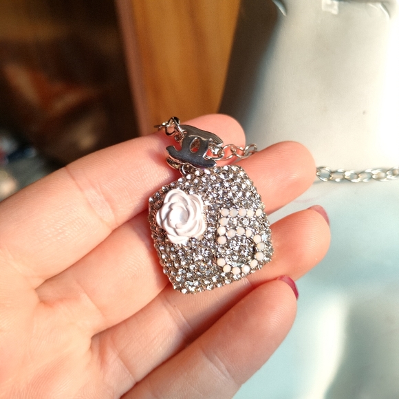 Elegant Cubic Zirconia White Flower Necklace - Picture 15 of 17